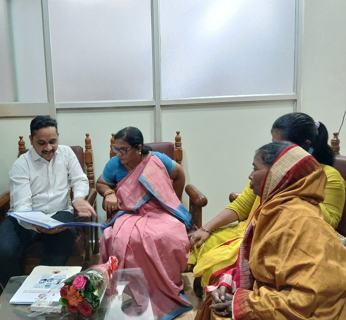 Paritoshsahu123's tweet photo. ଆଜି ନୟାଗଡ଼ ଜିଲ୍ଲା ଶାଖା ପକ୍ଷରୁ ରଣପୁର ବିଧାୟିକା‌ ଓଡ଼ିଶା‌ ବିଧାନସଭା ର ମାନ୍ୟବର ବାଚସ୍ପତି ଶ୍ରୀମତୀ  ମହୋଦୟାଙ୍କୁ ଶୁଭେଚ୍ଛା ଓ ଅଭିନନ୍ଦନ ଜଣାଇବା ସହ ସାଧାରଣ ବିଦ୍ୟାଳୟ ରେ ଦିବ୍ୟାଙ୍ଗ ବିଦ୍ୟାର୍ଥୀ ମାନଙ୍କ ଶିକ୍ଷାର ବିକାଶ ପାଇଁ ସ୍ଥାୟୀ ସ୍ବତନ୍ତ୍ର ଶିକ୍ଷକ ନିଯୁକ୍ତି ନିମନ୍ତେ ଦୀର୍ଘ ଦିନର ଦାବିକୁ ଯଥାଶୀଘ୍ର ପୂରଣ କରାଯାଉ🙏 https://t.co/9f7bhheHYS