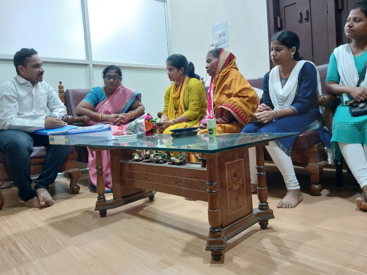 Paritoshsahu123's tweet photo. ଆଜି ନୟାଗଡ଼ ଜିଲ୍ଲା ଶାଖା ପକ୍ଷରୁ ରଣପୁର ବିଧାୟିକା‌ ଓଡ଼ିଶା‌ ବିଧାନସଭା ର ମାନ୍ୟବର ବାଚସ୍ପତି ଶ୍ରୀମତୀ  ମହୋଦୟାଙ୍କୁ ଶୁଭେଚ୍ଛା ଓ ଅଭିନନ୍ଦନ ଜଣାଇବା ସହ ସାଧାରଣ ବିଦ୍ୟାଳୟ ରେ ଦିବ୍ୟାଙ୍ଗ ବିଦ୍ୟାର୍ଥୀ ମାନଙ୍କ ଶିକ୍ଷାର ବିକାଶ ପାଇଁ ସ୍ଥାୟୀ ସ୍ବତନ୍ତ୍ର ଶିକ୍ଷକ ନିଯୁକ୍ତି ନିମନ୍ତେ ଦୀର୍ଘ ଦିନର ଦାବିକୁ ଯଥାଶୀଘ୍ର ପୂରଣ କରାଯାଉ🙏 https://t.co/9f7bhheHYS
