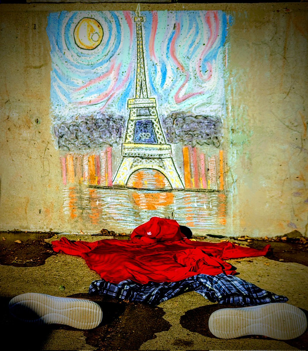 ChickCrazy41290's tweet image. @morningshowca In #DevonAlberta, it's too hot to chalk! I melted on the job! This is the sacrifice that I made for @TeamCanada. #goCanadago! Paris is a place where art meets sports!