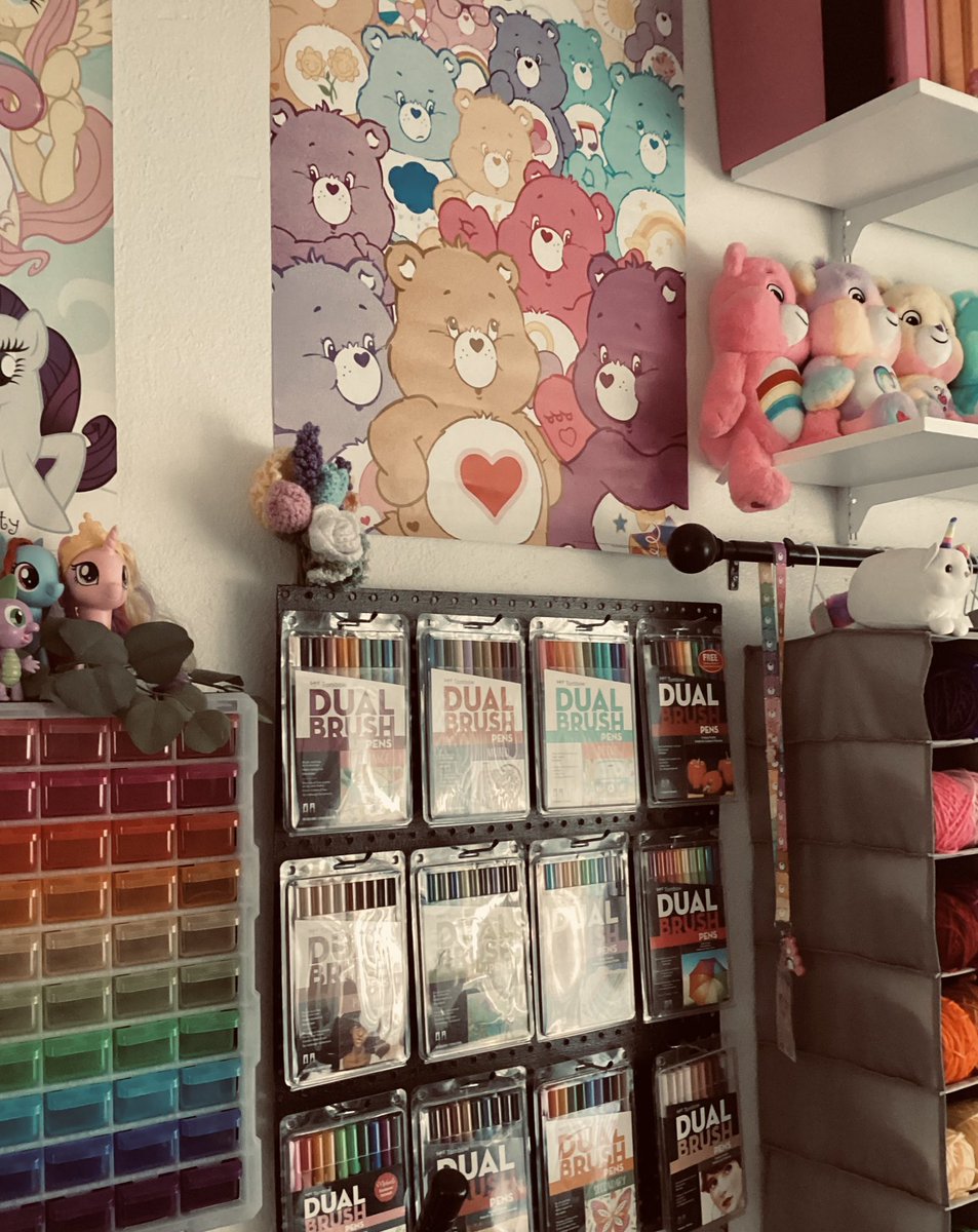 PearliHooStudio's tweet photo. In the middle of remodeling my craftroom/studio. Here is a glimpse of my space. This will all be rearranged the next time you see it.😌🎨✨
#artmoots #artistonx #artistontwitter #studiotour #craftroom #carebears #mylittlepony #nostalgia https://t.co/UuAqoUcATa