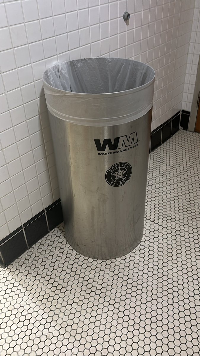 CoachSchlloss's tweet photo. Just ran by Michael early in the bathroom while doing some scouting today. #hookem https://t.co/60PeWBnMpA