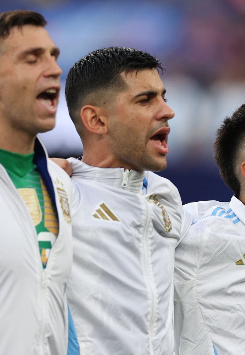 Nombre: Cristian.
Apellido: Romero.
Apodo: Cuti 
Superpoder: SER EL MEJOR CENTRAL DEL MUNDO.