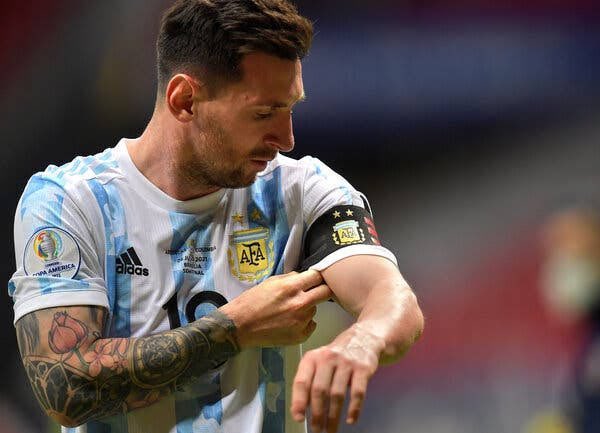 Messi es el capitán de Argentina a partir del 2011. Desde ese entonces, la selección jugó 8 torneos y Leo lideró el equipo a ¡6 FINALES! 

Un líder bestial que no necesita gritar ni gesticular constantemente para hacerse sentir.