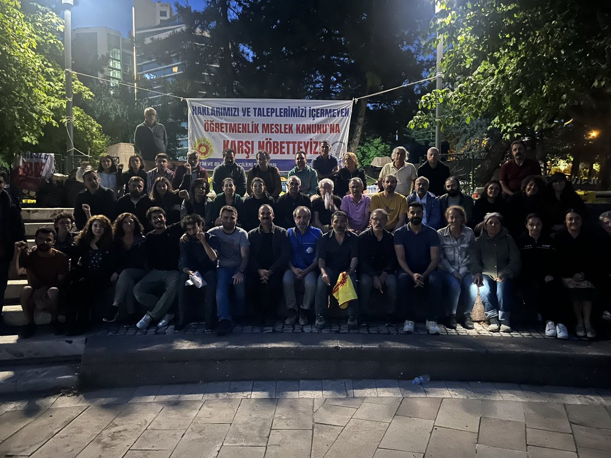 Ağır şiddet ve işkence ile hukuksuzca gözaltına alınan aralarında MYK üyemiz İzzet İldeş bulunduğu 11 arkadaşlarımızı aldık. Meclis parkındaki nöbetimiz kesintisiz devam ediyor. Öğretmen düşmanı ÖMK’yı kabul etmiyoruz. #MeclisÖMKyıreddet