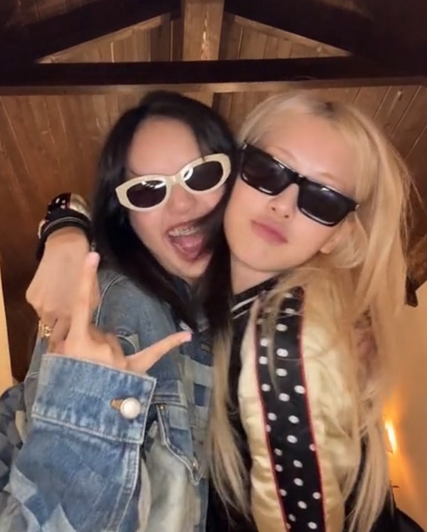 BuzzTokNews's tweet photo. 熱い友情!BLACKPINK・リサのために
ビバリーヒルズにロゼが駆けつけ「ROCKSTAR」ダンス
https://t.co/L95DMLTn8u
仲良し💓
#LISA #ROSE #ROSÉ #BLACKPINK #ROCKSTARxLISA #ロゼ #リサ #ブルピン #CHAELISA #チェンリサ #LICHAE #リチェン #97Line #JENNIE #JISOO #ジェニ #ジス https://t.co/4OlrNq3EoR