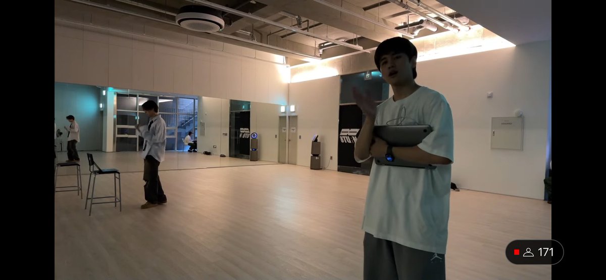 turn8Kyung's tweet photo. Byeee king good luck studying https://t.co/2c6juKHoxi