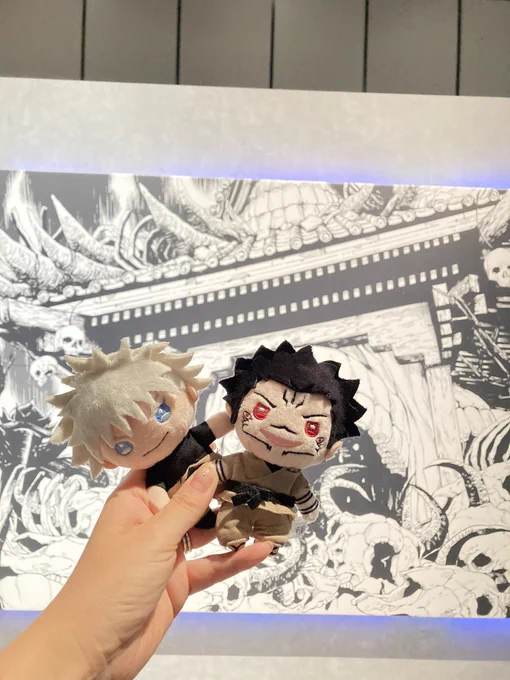 口兄展楽しかった〜〜〜〜〜ッッ通路広いしフォトスポットも空いてて物販レジ多くて過去一快適だったデコレ缶バも五宿で初日揃えられたし負け確だから買わなかったフィギュアも譲っていただけたしあとはバスで使えない五宿タオルをどうするかだ……… 