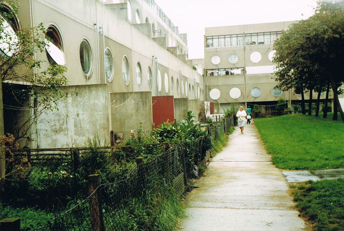 My new post looks at housing in Runcorn New Town including James Stirling's controversial Southgate Estate (completed 1976, demolished by 1992) that the Development Corporation thought ‘could very well set a new standard in housing design in this country'.
municipaldreams.wordpress.com/2024/07/09/run…