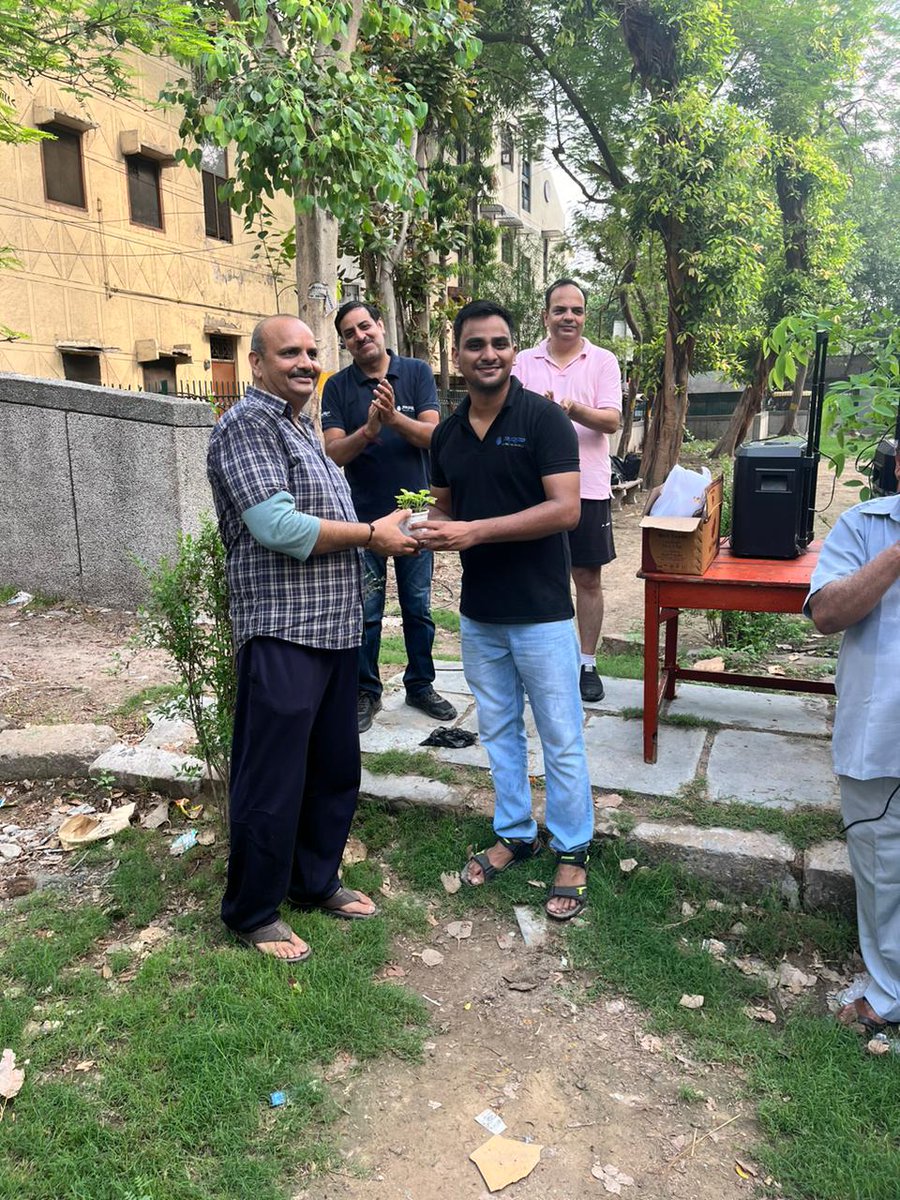 prpservices's tweet photo. Today, we planted 250 plants in Paschim Vihar, starting our journey to plant 100,000 trees! 🌳🌍

A huge thanks to all the volunteers and supporters. Your hard work means everything. Together, we can make a big difference!

#GreenInitiative #GoGreen #PlantATree https://t.co/AtryWQZ5RB