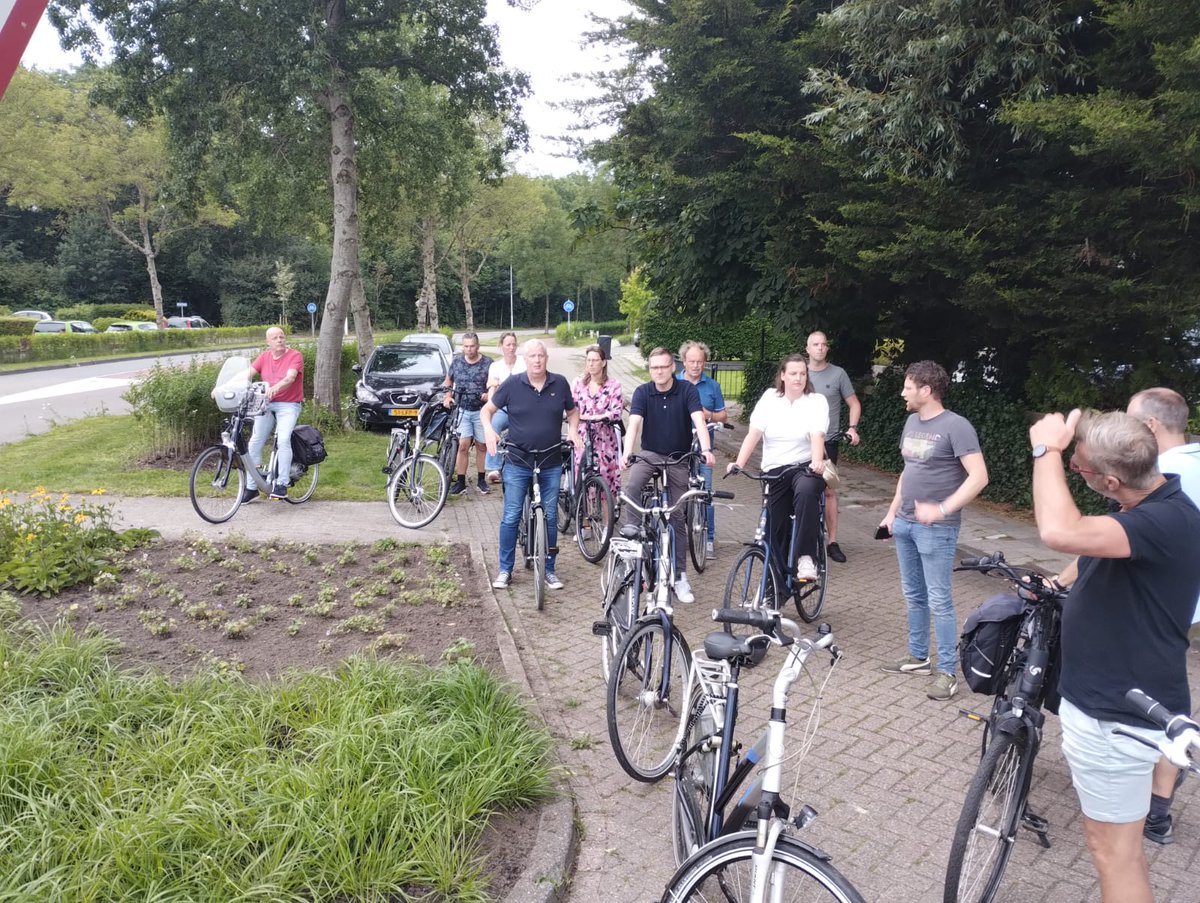 SytzeDijkstra's tweet photo. Gisteravond maakte de @riednoardeast een fietsrondje langs verschillende groenprojecten in Dokkum. Groenmedewerkers vertelden over #steenbreek #biodiversiteit #exoten #rotondes https://t.co/kkTi2FtYMA