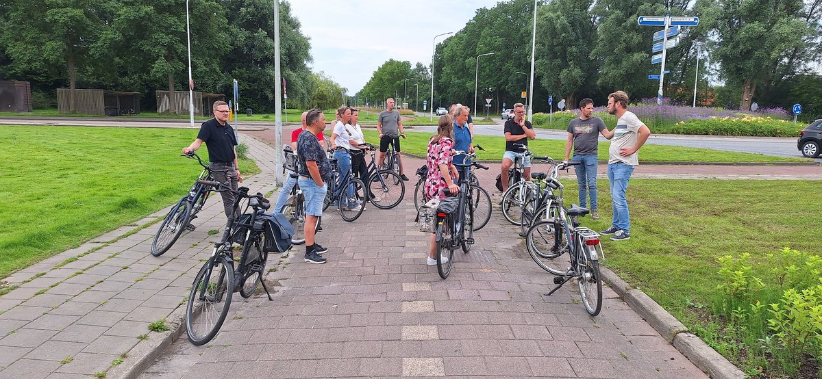 SytzeDijkstra's tweet photo. Gisteravond maakte de @riednoardeast een fietsrondje langs verschillende groenprojecten in Dokkum. Groenmedewerkers vertelden over #steenbreek #biodiversiteit #exoten #rotondes https://t.co/kkTi2FtYMA