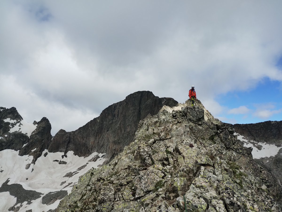 montana_segura's tweet photo. Montañer@s que preguntan y también informan de cómo está la montaña 😍. ¡No podemos estar más agradecid@s!
#Balaitus, 7 de julio por la cresta Costerillou. Mucha nieve todavía en altura, y algún ibón "nuevo" (encima del Ibón de Vuelta Barrada).
📷 mil gracias a Albertoromu ❤️ https://t.co/3b97Xr3LPR