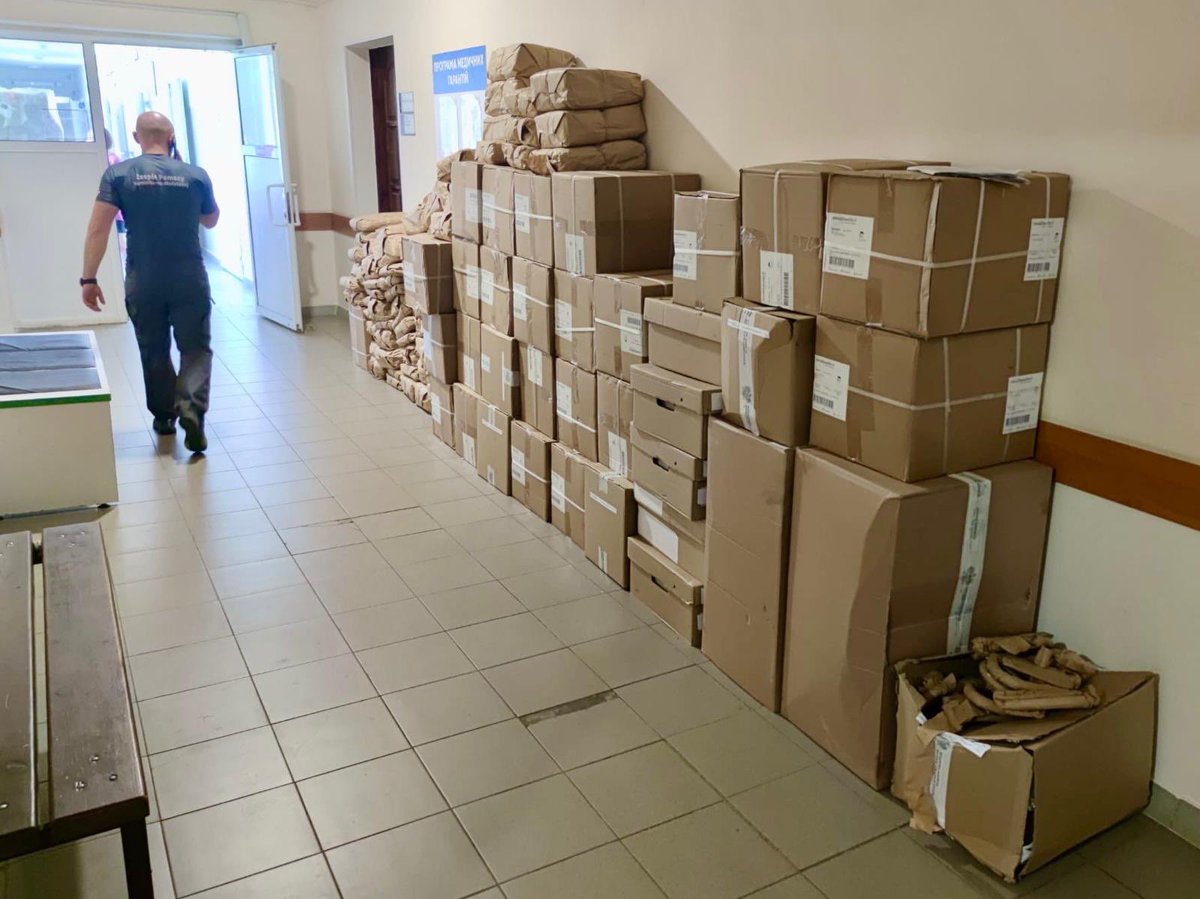 rada_plua's tweet photo. Polscy lekarze i ratownicy z @ZPHM_PL zgodnie z wolą premiera Donalda Tuska pracują teraz na Ukrainie w newralgicznych miejscach. Dostarczają sprzęt medyczny i prowadzą operacje. O tych misjach premier mówił podczas poniedziałkowej  konferencji z prezydentem Ukrainy @ZelenskyyUa. https://t.co/vnxsNnLQUS