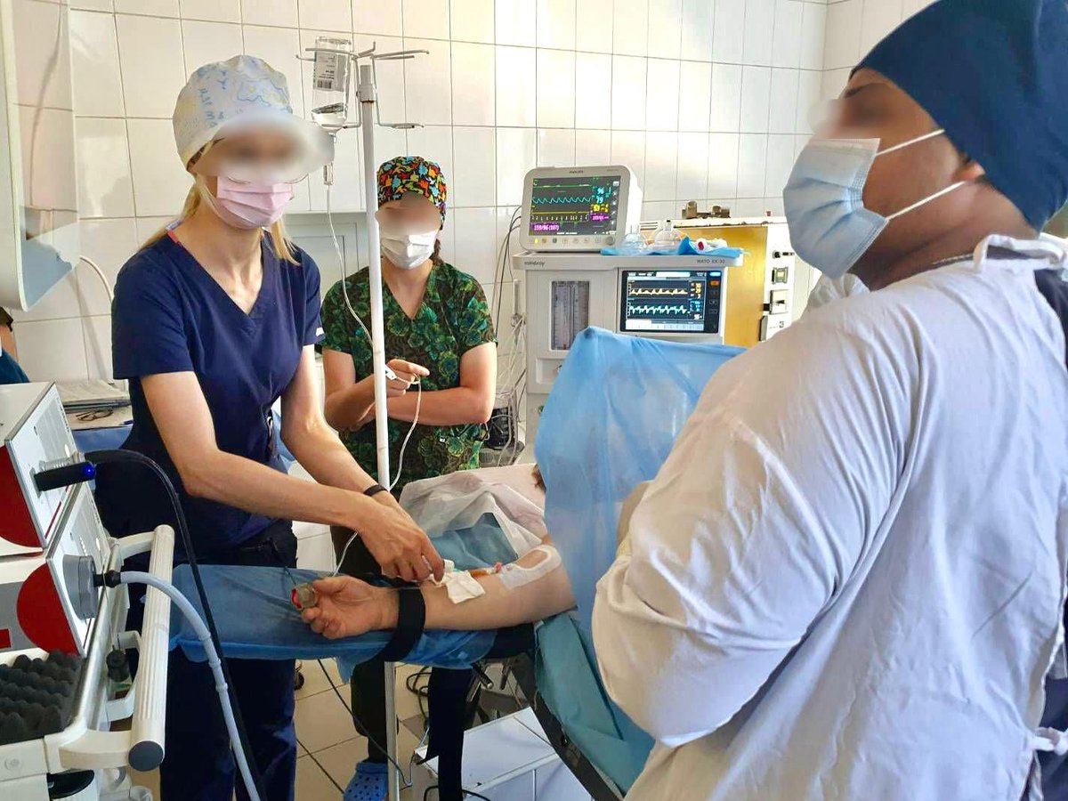 rada_plua's tweet photo. Polscy lekarze i ratownicy z @ZPHM_PL zgodnie z wolą premiera Donalda Tuska pracują teraz na Ukrainie w newralgicznych miejscach. Dostarczają sprzęt medyczny i prowadzą operacje. O tych misjach premier mówił podczas poniedziałkowej  konferencji z prezydentem Ukrainy @ZelenskyyUa. https://t.co/vnxsNnLQUS