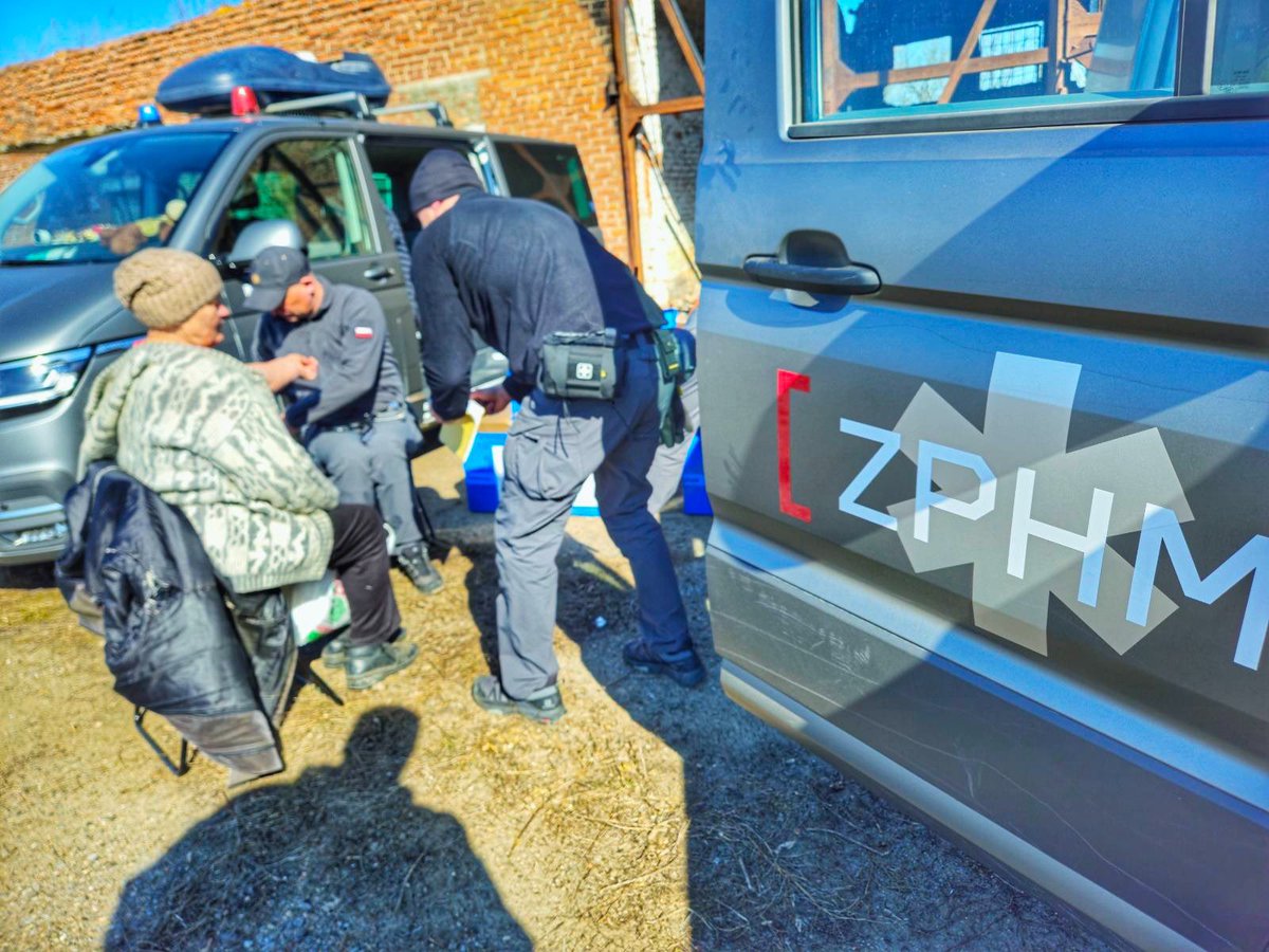 rada_plua's tweet photo. Polska od początku agresji rosyjskiej wspiera ukraińską służbę zdrowia. Zespół Pomocy Humanitarno-Medycznej @ZPHM_PL przeprowadził już 21 misji medycznych na Ukrainie, większość w ostrzeliwanym Charkowie. Transportuje także ofiary działań wojennych do Polski na dalsze leczenie. https://t.co/IFDavFjPQH
