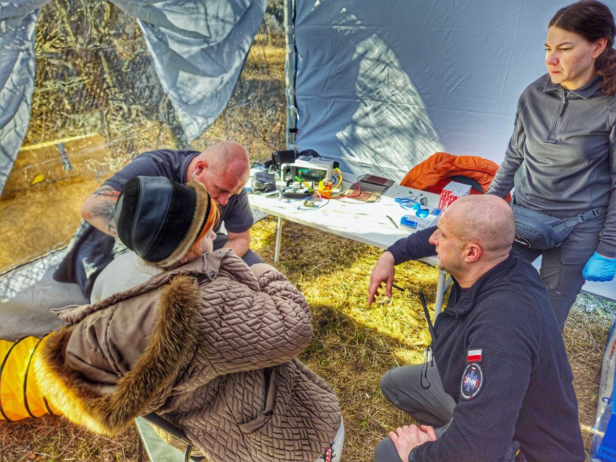 rada_plua's tweet photo. Polska od początku agresji rosyjskiej wspiera ukraińską służbę zdrowia. Zespół Pomocy Humanitarno-Medycznej @ZPHM_PL przeprowadził już 21 misji medycznych na Ukrainie, większość w ostrzeliwanym Charkowie. Transportuje także ofiary działań wojennych do Polski na dalsze leczenie. https://t.co/IFDavFjPQH