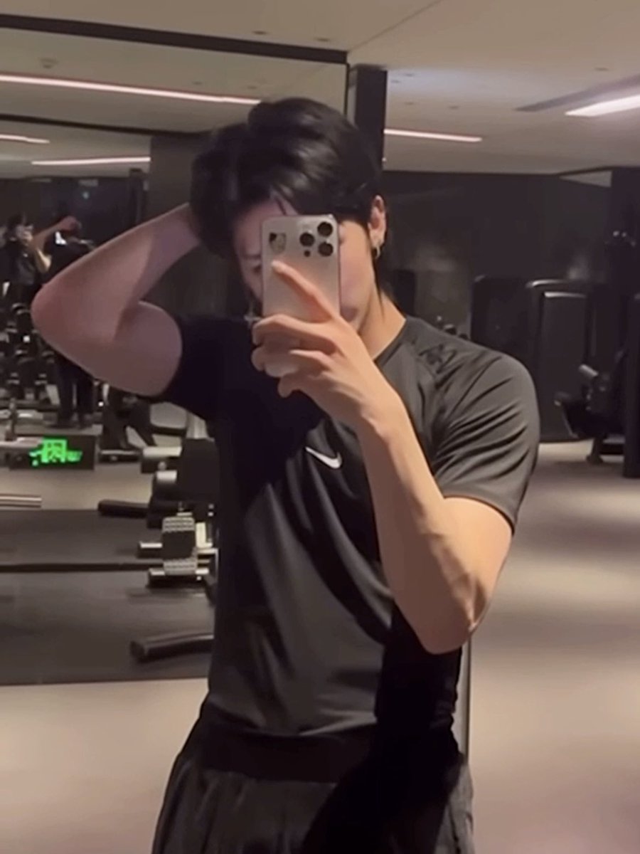 달 tweet media