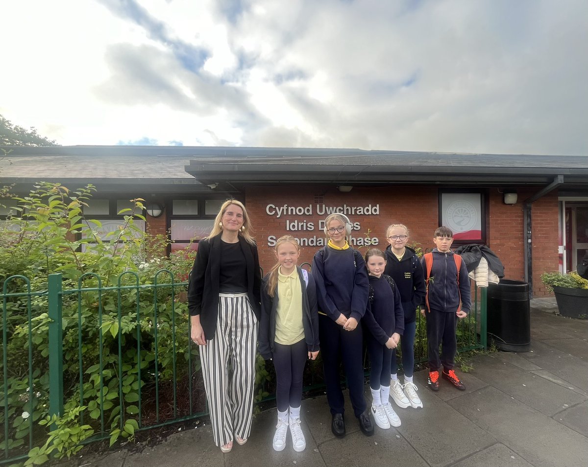And… we’re off! 🚍🎓Our graduation ceremony awaits at the University of Oxford for the Year 6 pupils at Fochriw Primary with the cluster schools. <a href="/MrElliott01/">Jamie Elliott</a>