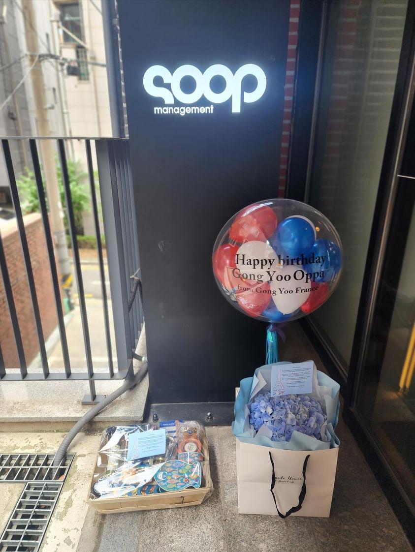Gongyoofrance's tweet photo. Cher Gong Yoo (@gongyoo_official),
@gongyoofrance 🇨🇵 et toute sa communauté vous souhaite un merveilleux anniversaire ! 🎂💙🤍❤️
@smile_flower_cafe
@soop_ent
#2024gongyoosbirthday #soopmanagement #sooparazzi #soopstagram #soopboss #gongyoointernational
#HappyBirthdayGY #공유 https://t.co/SMSx5cPdtg