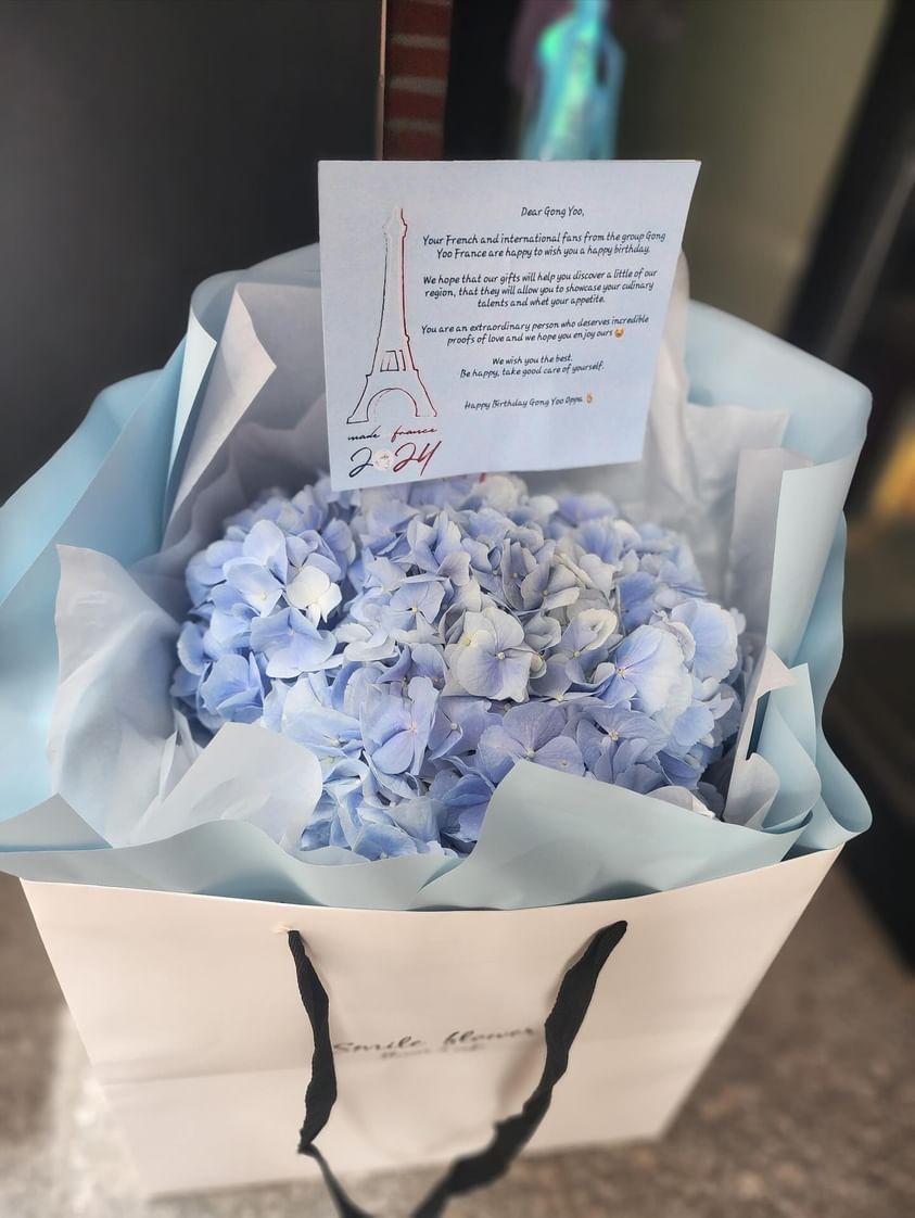 Gongyoofrance's tweet photo. Cher Gong Yoo (@gongyoo_official),
@gongyoofrance 🇨🇵 et toute sa communauté vous souhaite un merveilleux anniversaire ! 🎂💙🤍❤️
@smile_flower_cafe
@soop_ent
#2024gongyoosbirthday #soopmanagement #sooparazzi #soopstagram #soopboss #gongyoointernational
#HappyBirthdayGY #공유 https://t.co/SMSx5cPdtg