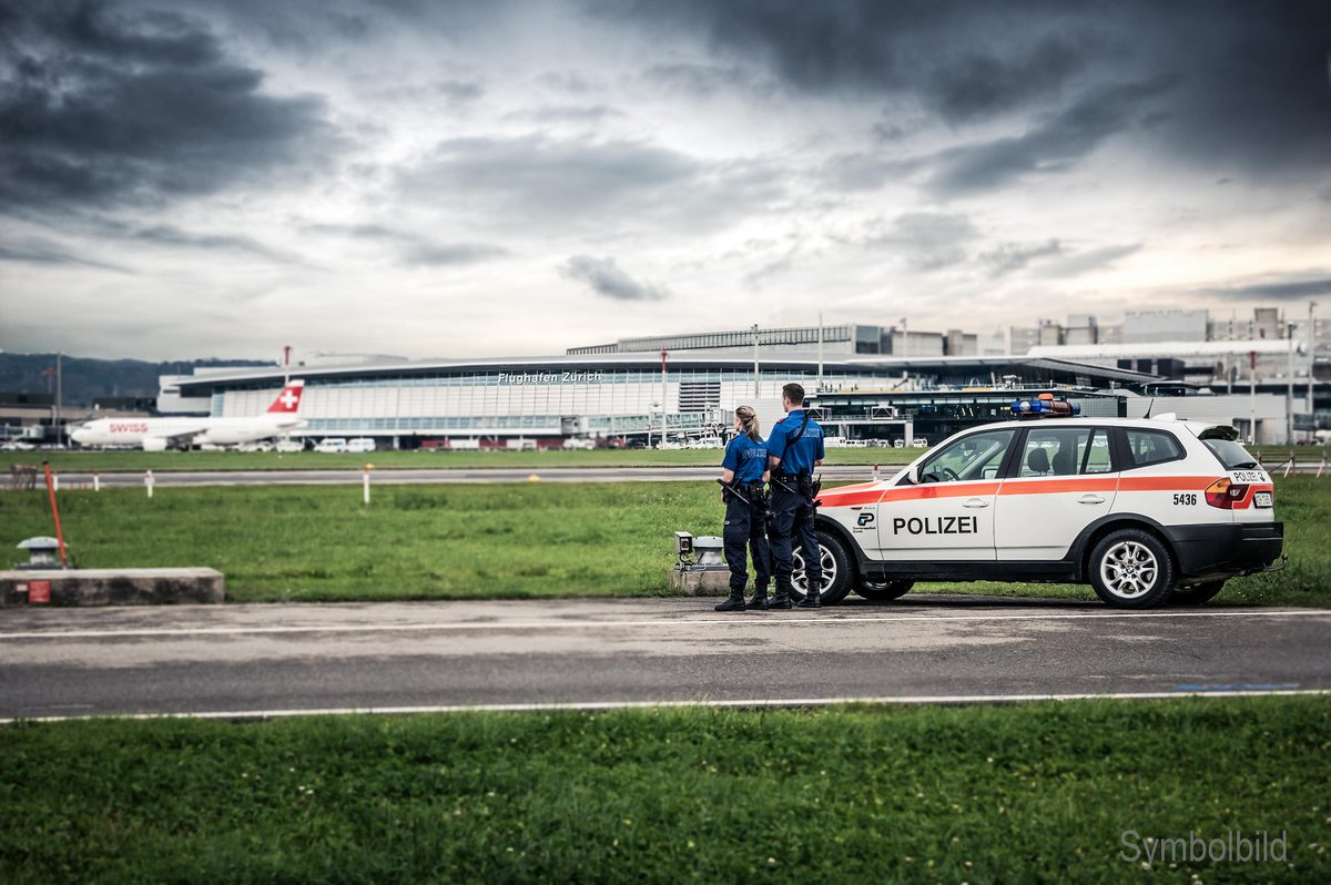 KapoZuerich's tweet photo. In Zusammenarbeit mit dem Bundesamt für Zoll und Grenzsicherheit #BAZG hat die #KantonspolizeiZürich am vergangenen Sonntag am #FlughafenZürich rund 47 Kilogramm #Kokain sichergestellt und in der Folge fünf Täter festgenommen.

https://t.co/r6FvoKbtU4 https://t.co/eC8wyE5ZnQ