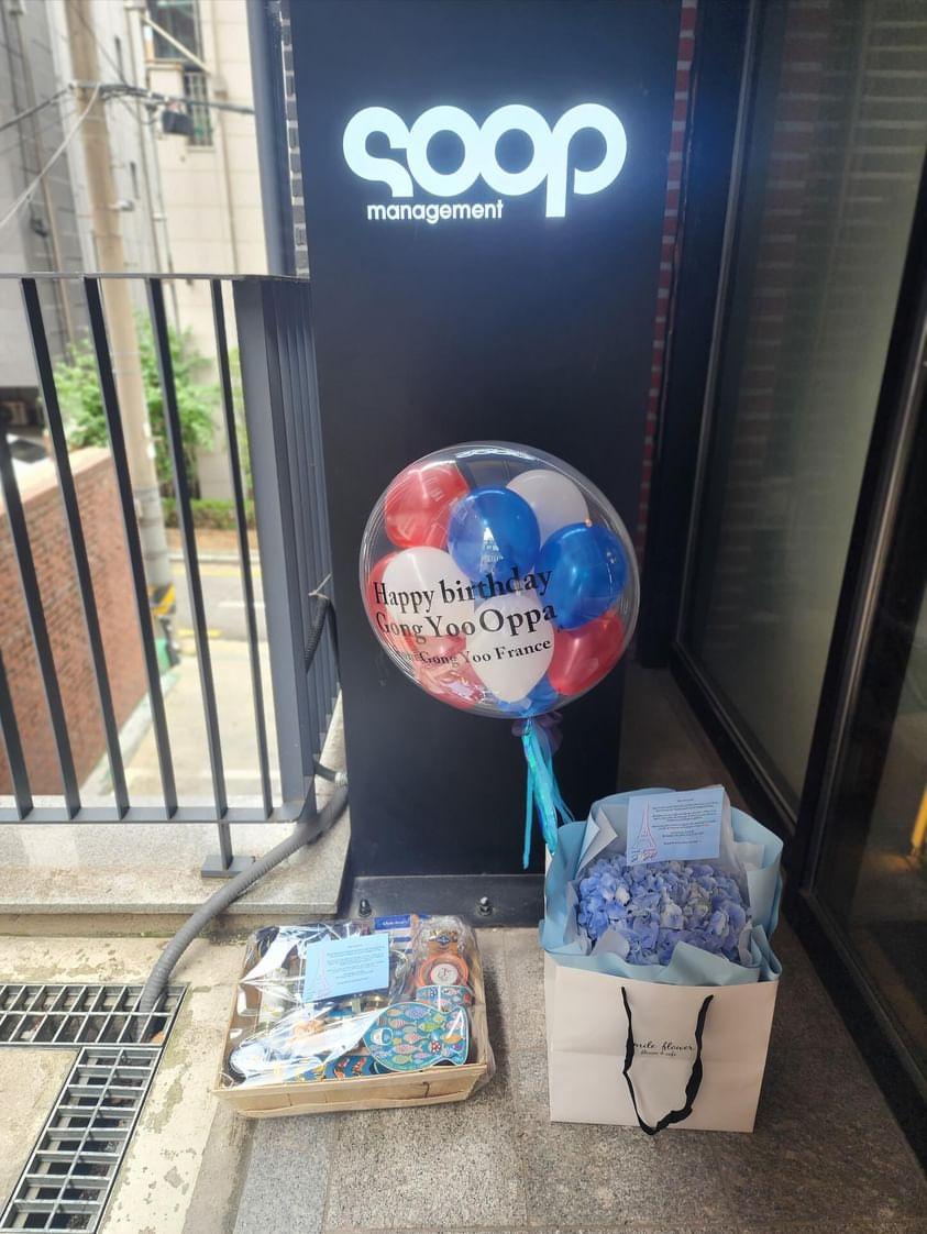 Gongyoofrance's tweet photo. Cher Gong Yoo (@gongyoo_official),
@gongyoofrance 🇨🇵 et toute sa communauté vous souhaite un merveilleux anniversaire ! 🎂💙🤍❤️
@smile_flower_cafe
@soop_ent
#2024gongyoosbirthday #soopmanagement #sooparazzi #soopstagram #soopboss #gongyoointernational
#HappyBirthdayGY #공유 https://t.co/O9hJ7a2rUS