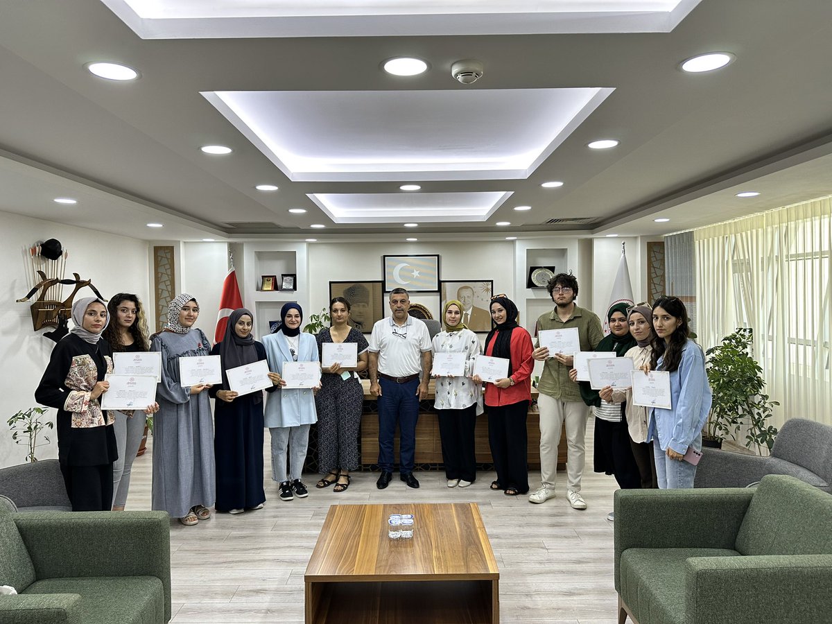 KilisKYGM's tweet photo. Komşum projesi kapsamında yıl boyunca bir çok etkinlikte gönüllü olarak yer alan kıymetli öğrencilerimize Yurt Hizmetleri Müdürümüz M.Uğur Tunç teşekkür ve tebriklerini ileterek katılım Sertifikası verdi. https://t.co/U0m2KMvNtH