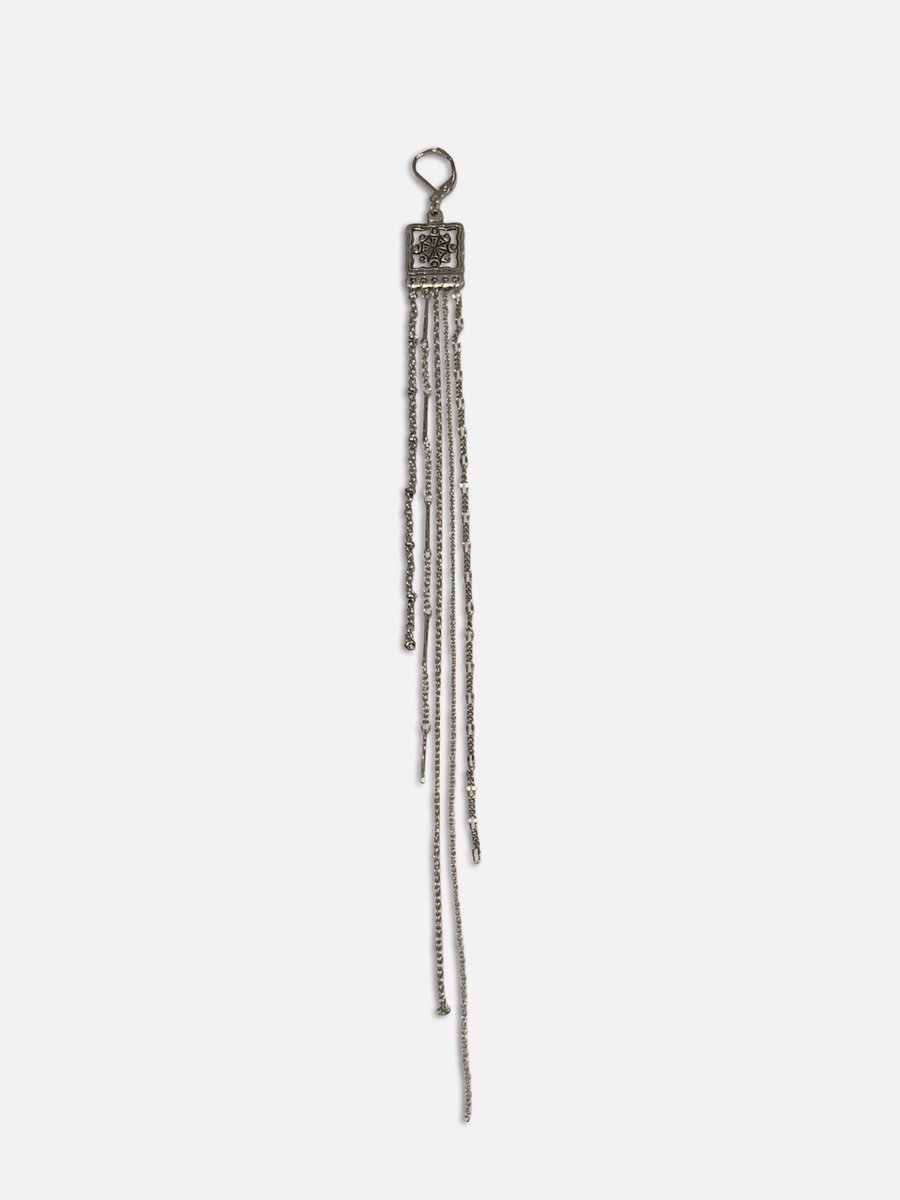 dbcnippon's tweet photo. 77ゾロ目は華奢なチェーンが揺れるロングピアスコレクション⛓️ スタイリングのアクセントに。
https://t.co/7WBAQPE9TL

片耳仕様のデザインピアス🐠
#dbcnippon #jewelry #fashion https://t.co/uQew9mlIEc