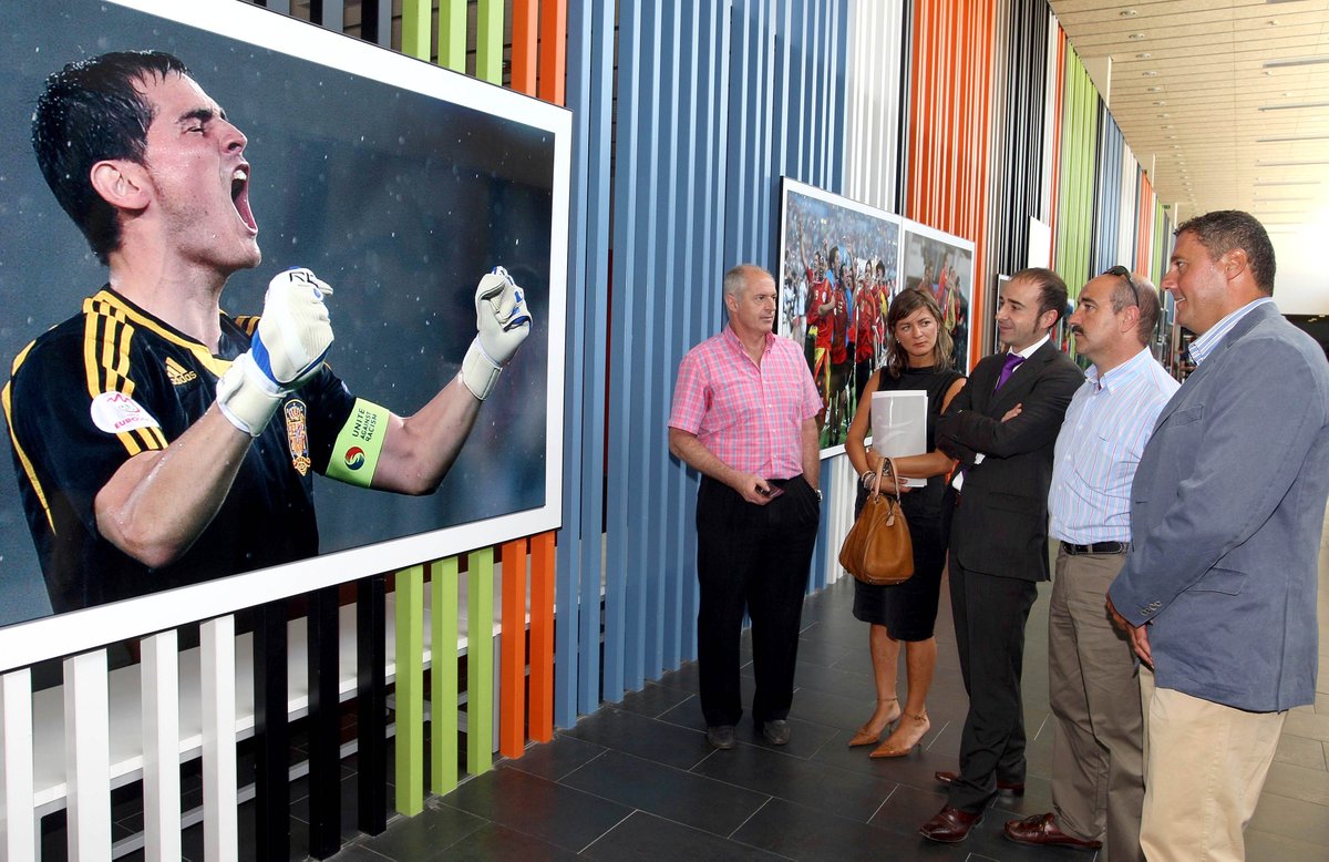 LidiaSierraBUR's tweet photo. Las instantáneas que Félix Ordóñez hizo en la #Eurocopa de 2008 dieron la vuelta a Castilla y León en varias muestras que visitaron miles de personas
En #Burgos, se pudo ver hasta la copa de Europa en el Consulado del Mar.
Su última Euro la cubrió meses antes de fallecer en 2012 https://t.co/cLRh6gLNc2