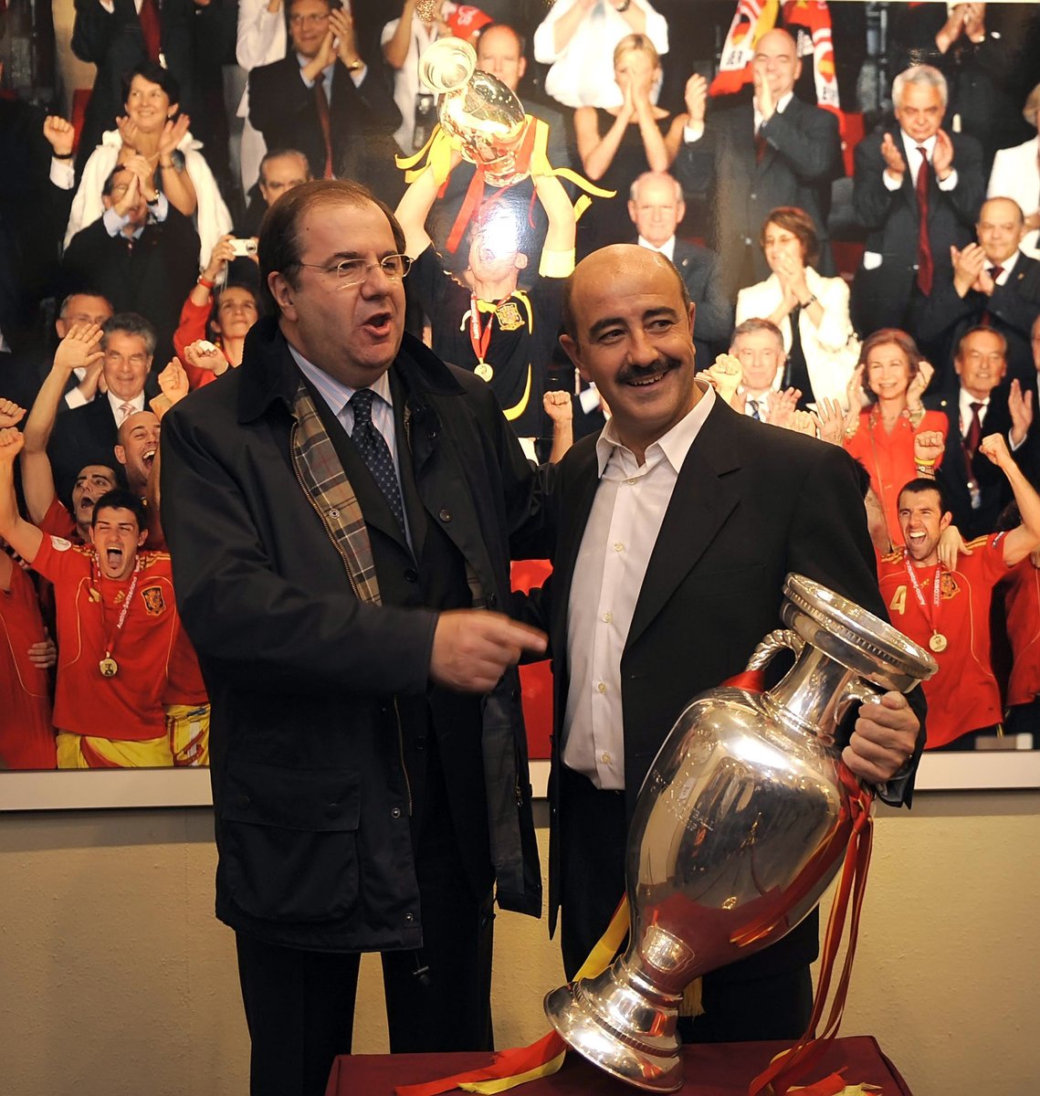 LidiaSierraBUR's tweet photo. Las instantáneas que Félix Ordóñez hizo en la #Eurocopa de 2008 dieron la vuelta a Castilla y León en varias muestras que visitaron miles de personas
En #Burgos, se pudo ver hasta la copa de Europa en el Consulado del Mar.
Su última Euro la cubrió meses antes de fallecer en 2012 https://t.co/cLRh6gLNc2