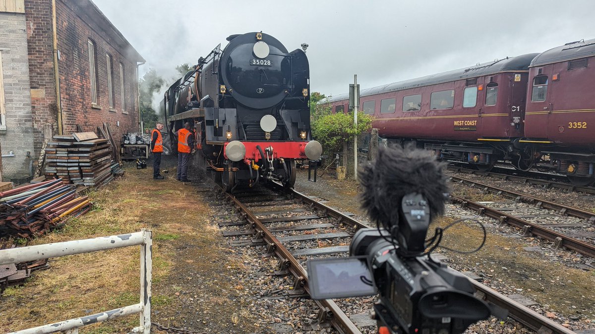 TheModsterX's tweet image. A top day out filming the steed of mainline steam, 35028 Clan Line putting on a great show throughout on yesterday&apos;s End of Southern Steam railtour with @railwaytouring: youtu.be/RFMPHHocXu8?si…
