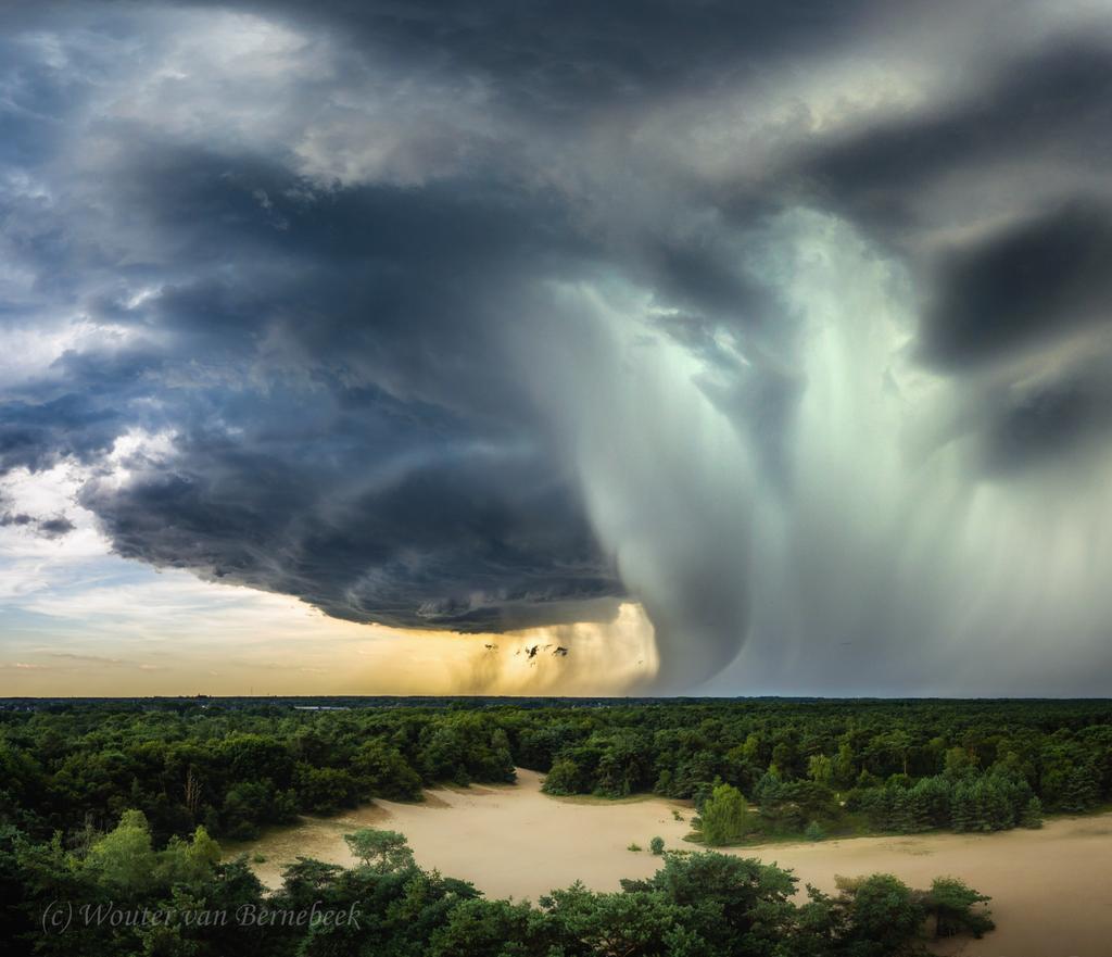 ⛈️ Supercell in de omgeving Nijmegen! Links zien we de 'mesocycloon': een ronde wolk/schotel die roteert. Rechts dondert een partij regen en hagel omlaag, dit heet ook wel microburst. Deze foto is een panorama van 4 foto's vanaf een uitkijktoren... #onweer
<a href="/OmroepGLD/">Omroep Gelderland</a> <a href="/StormHour/">#StormHour</a>