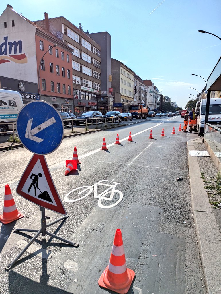 OMG, da kommt er! Der #Radfahrstreifen an der westlichen #Müllerstraße südlich der Seestraße! Jetzt gerade! Wirklich! #mdRzA #Verkehrswende läuft!
