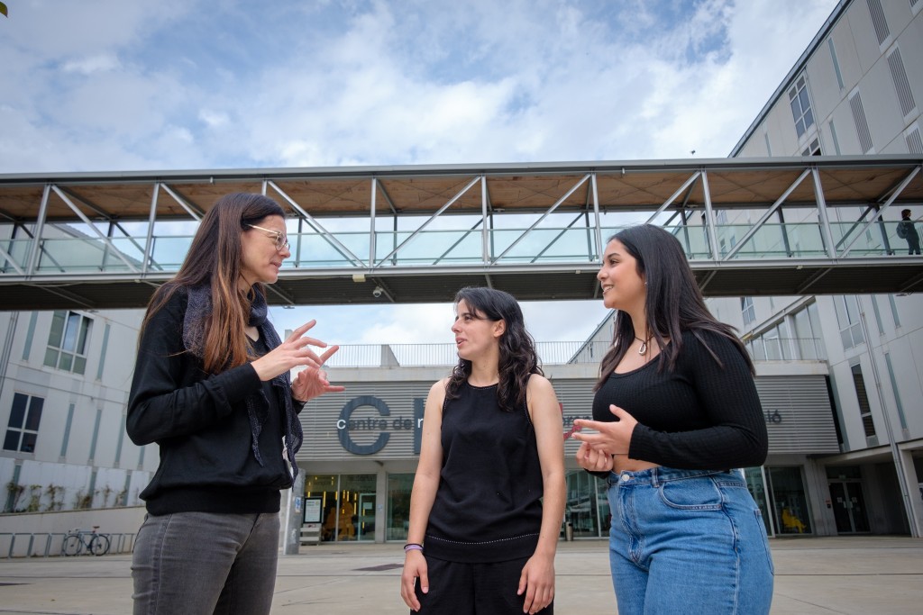 universitatURV's tweet photo. ✨Les inscripcions per al Sopar Solidari de la Fundació PortAventura estan obertes. Enguany es destinarà part de la recaptació als projectes del Centre de Formació Permanent @FundacioURV que donen suport als col·lectius més vulnerables de la societat.

👉https://t.co/OFh2Rp9lh3 https://t.co/Q1X4zzQs4i