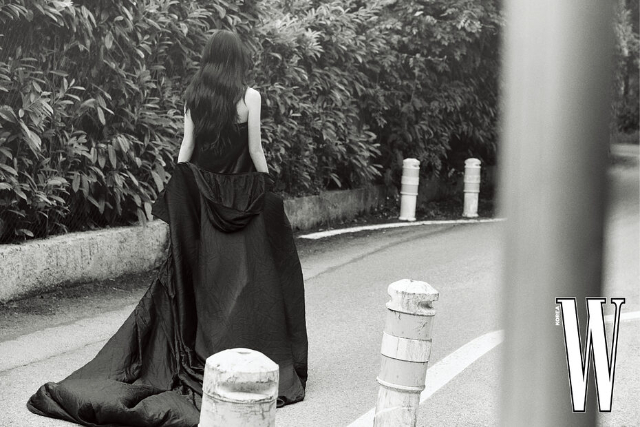 soxes's tweet photo. ㅤㅤ
‣ #IVORYSH | #HanSohee
𖤝 ݃ 풍성한 블랙 드레스를 입고 우아하게 걸어가는 모습. 그녀가 나뭇잎이 무성한 길을 따라 내딛는 각 단계는 시대를 초월한 아름다움과 자신감 넘치는 자세를 보여주는 증거입니다.
ㅤ https://t.co/Ao8vhNGxg7