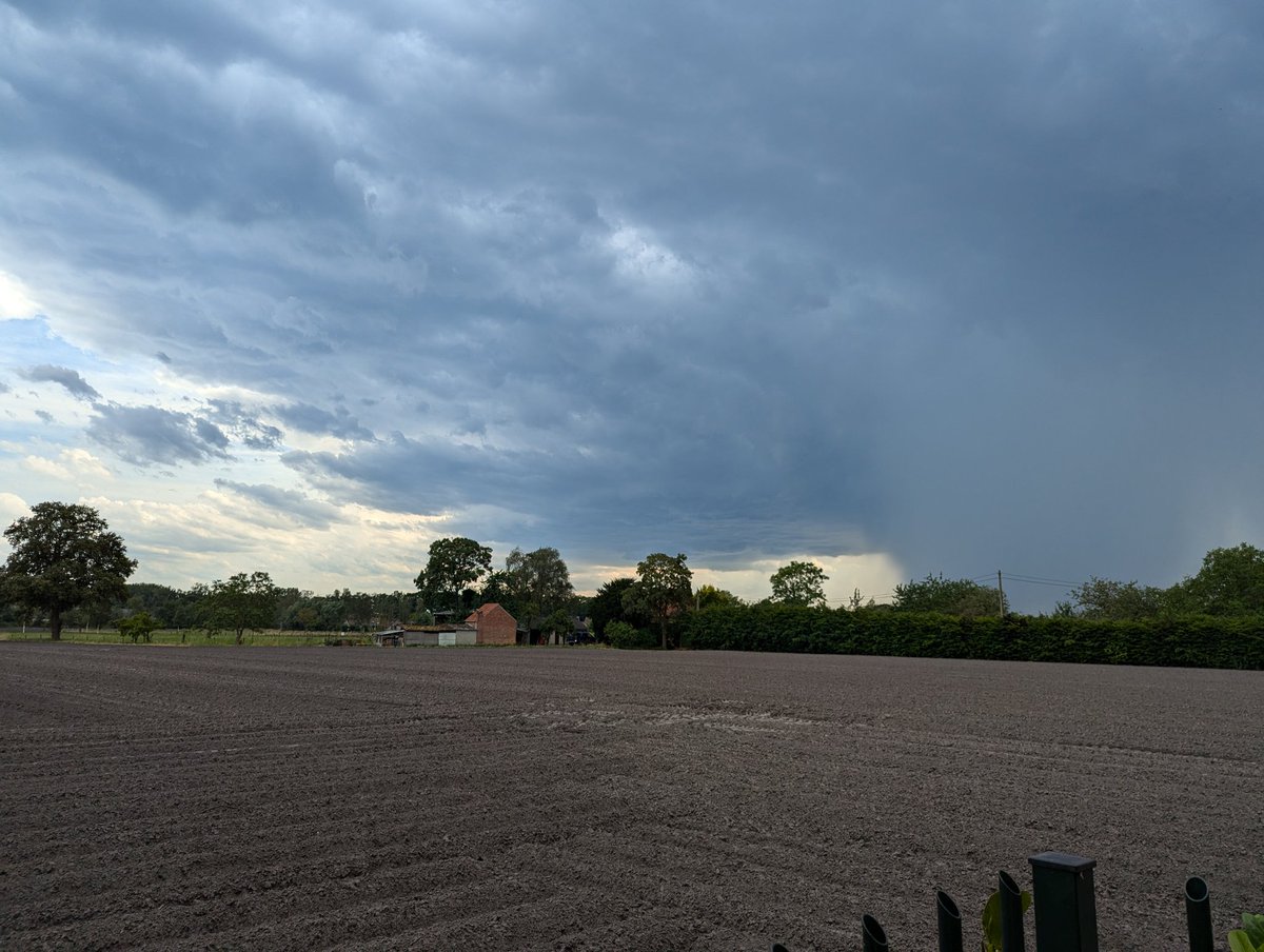 SeBsZ's tweet photo. @StormchaserNL @OmroepGLD @StormHour Prachtig. Is op mijn foto eigenlijk hetzelfde te zien? Ik weet dat dit dezelfde cel is, maar hier in Arendonk. https://t.co/4ihmfXyzZ0