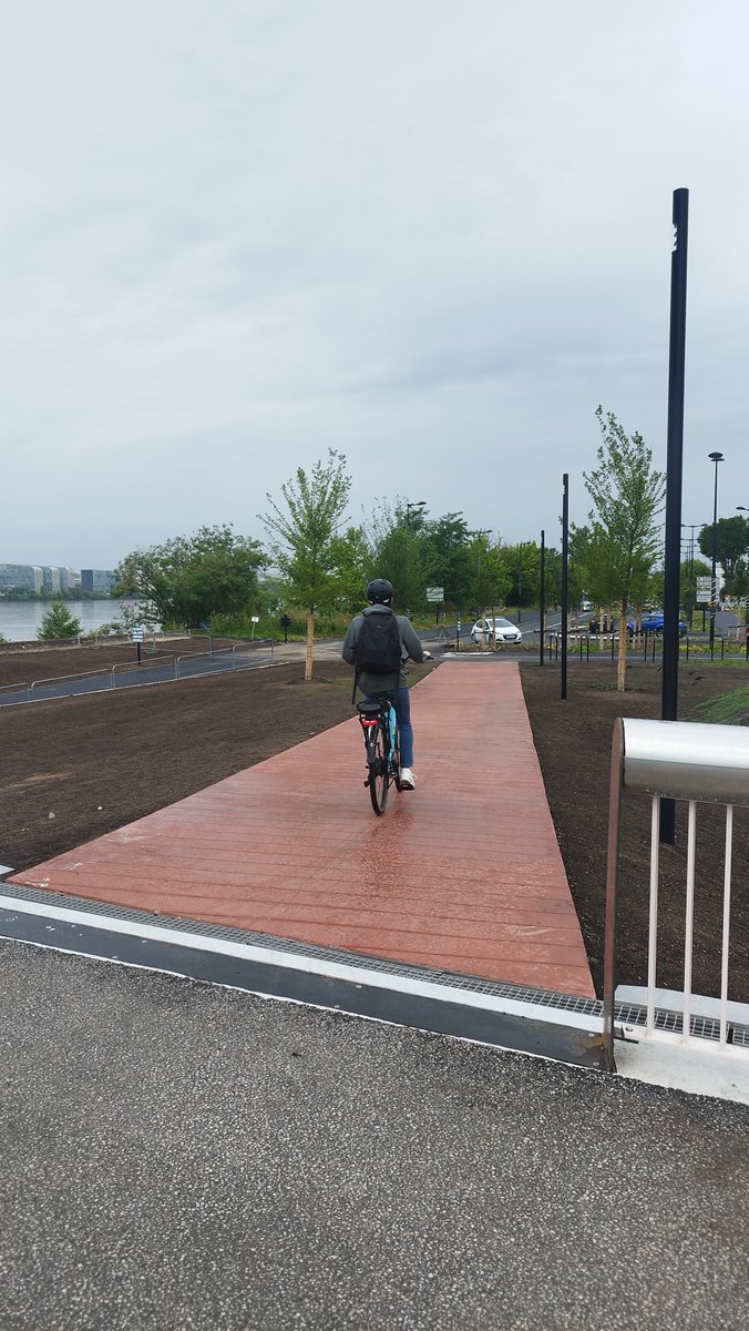 BatienSanzes's tweet photo. #PontSimoneVeil #RD comme prévu les cyclistes prennent la passerelle piétons. Quand les nouveaux équipements créent les conflits d'usages entre les acteurs des mobilisés actives... https://t.co/IAQMoLu8tZ