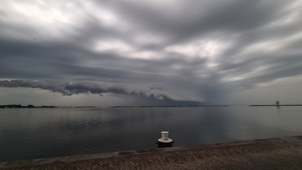 Op de valreep toch nog even paar foto's van gisteravond.  Mooi om de luchten zich zo te zien ontwikkelen vanuit het zuiden, hier bij Lelystad <a href="/CatrinusEgas/">Catrinus Egas</a> <a href="/FlevolandWeer/">Flevoland Weer</a> <a href="/FlevoPost_nl/">FlevoPost</a> <a href="/FlorianPolak/">Florian Polak</a> <a href="/Heleenverduijn/">Heleen Verduijn</a> @JohnDidderen <a href="/lelystad_online/">lelystad-online</a> @stadsecoloog320