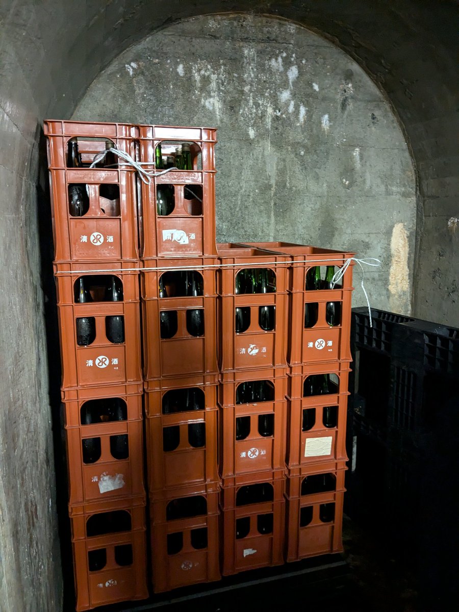 SakeShikan's tweet photo. 【矢作ダム貯蔵酒】
R7年度分の搬入を行いました。
矢作ダム監査廊地下1階にて1年間貯蔵します🍶

地下2階の貯蔵酒は、8月に搬出し300mlセット（昨年までは720mlセット）で販売いたします。

矢作ダム貯蔵酒事業は5周年となります。その節は大変お世話になりました☺️

＃愛知県　＃豊田市　＃日本酒 https://t.co/H6p60HZhsI