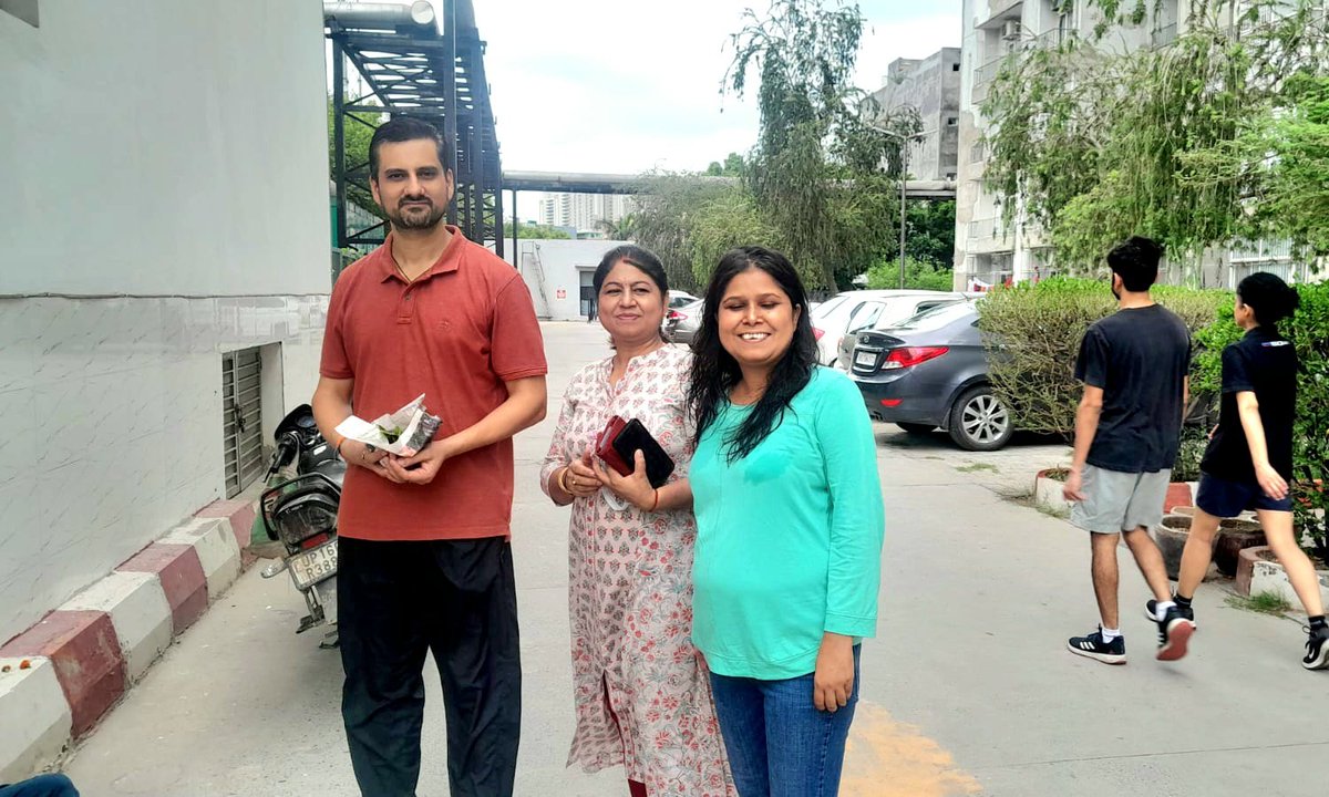 GarimaTri20's tweet photo. शहर को पॉलिथीन मुक्��� बनाने की दिशा में @JanJagritiFdn सदस्यों का छोटा सा प्रयास। मंदिर के पास व घरों में फूल-माला देने वाले मालियों को पॉलीथिन के जगह अखबार में लपेट कर फूल माला देने के लिए समझाया गया। आइये मिलकर अपने आस-पास पॉलिथीन के उपयोग को रोकें।
#SayNoToPolythene https://t.co/NlkKyoBgFB