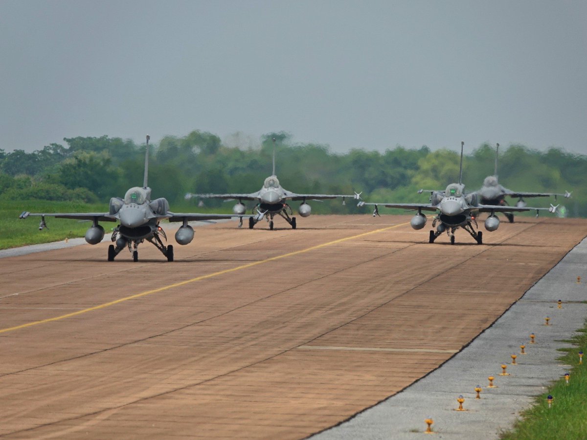 ThaiSF2013's tweet photo. ภาพการฝึกผสม #AirThaiSing2024 Day 1 เป็นไปอย่างเข้มข้น  ตั้งแต่ในช่วง Work Up Training (WUT) โดยใช้เครื่องบินขับไล่โจมตีหลัก #F16 #F15 ของ #กองทัพอากาศไทย และ #สิงคโปร์ สำหรับการฝึกภาคอากาศในครั้งนี้
       
ภาพ : Noppasin poompo https://t.co/dCFYoAMjZs