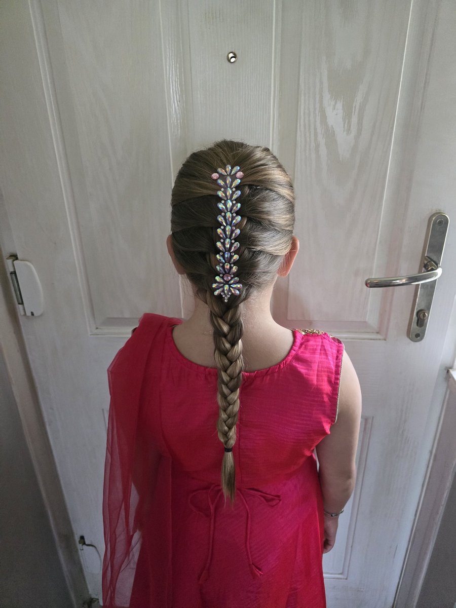 Debward86's tweet photo. Millie is excited to celebrate Indian Day @Yenton_Primary today https://t.co/0z6PlEjjV6