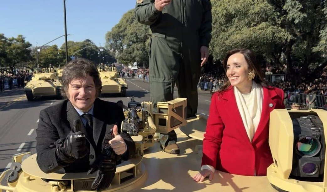 Trumperizar's tweet photo. 🚨 EL PEOR DÍA EN LA VIDA DE LOS KUKAS

- Pacto de Mayo ✅️
- Milei y Vicky paseando en tanque✅️
- Mercado Libre auspiciando el partido de la selección✅️
- Dibu confensando ser termo de Milei✅️ https://t.co/1GdFXYd2gr