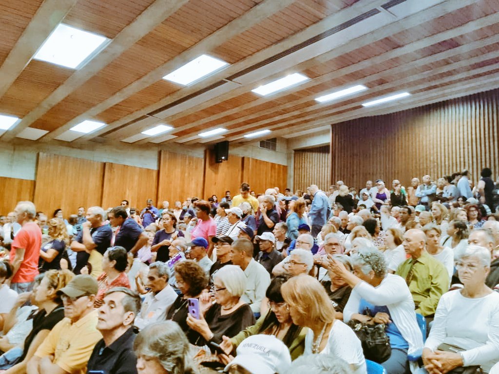 (Hilo2) 
donde se le hizo entrega de varias Propuestas, a los fines de mejorar las condiciones de vida de los adultos mayores. Fué un Acto muy emotivo con la Asistencia de más 400 personas. #VamosPaLante, #FuerzaYFe. <a href="/MariaCorinaYA/">María Corina Machado</a>  <a href="/VoluntadPopular/">Voluntad Popular</a>  <a href="/vpgremios/">VPGremios</a> <a href="/freddysuperlano/">Freddy Superlano</a>