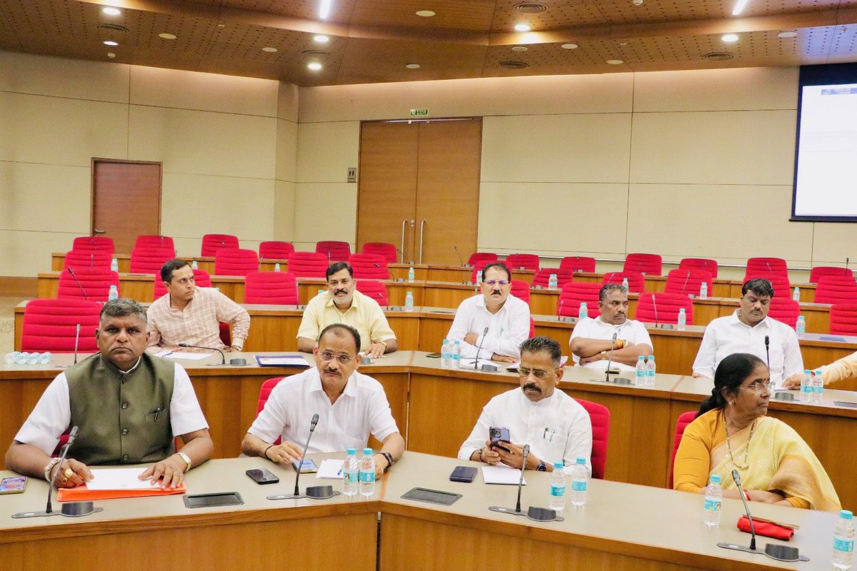 maheshbhuriya's tweet photo. ગાંધીનગર ખાતે રાજ્યના આદિજાતિના વિસ્તારોના વિકાસ માટે કેબિનેટ મંત્રી શ્રી કુબેરભાઇ ડિંડોર ના અધ્યક્ષ સ્થાને સાંસદશ્રીઓ તેમજ ધારાસભ્યશ્રીઓ સાથે “ ન્યું ગુજરાત પેટર્ન “ માં સુધારા વધારા કરવા માટે બેઠક યોજાઇ.
#TribalDevelopment #GujaratPattern https://t.co/LaLqIVy9h3