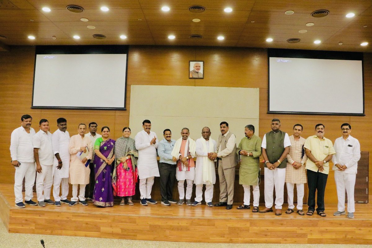 maheshbhuriya's tweet photo. ગાંધીનગર ખાતે રાજ્યના આદિજાતિના વિસ્તારોના વિકાસ માટે કેબિનેટ મંત્રી શ્રી કુબેરભાઇ ડિંડોર ના અધ્યક્ષ સ્થાને સાંસદશ્રીઓ તેમજ ધારાસભ્યશ્રીઓ સાથે “ ન્યું ગુજરાત પેટર્ન “ માં સુધારા વધારા કરવા માટે બેઠક યોજાઇ.
#TribalDevelopment #GujaratPattern https://t.co/LaLqIVy9h3