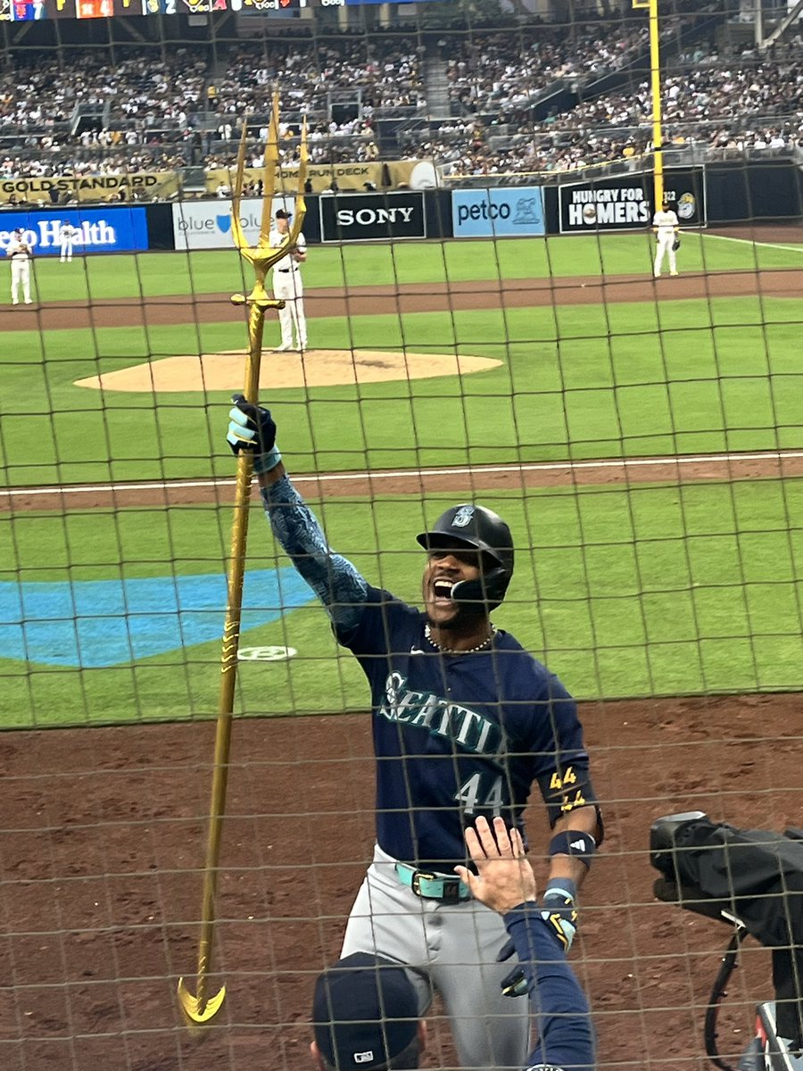 Kaughtlooking14's tweet photo. Julioooooooooo was pumped! #Mariners #homerun #seconddeck https://t.co/jnVkiZ2ZNI