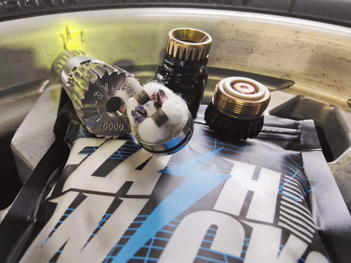 yuta_925_TeamSV's tweet image. フラッシュウィック
2束入ってるのもあるみたい!
チャーシューの端っこと端っこみたいな?w

#vape
#complyfe