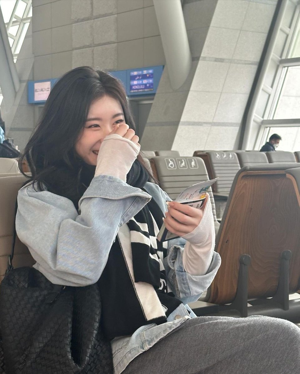 monchaerry's tweet photo. That moment when someone turns their lens to you and starts giving you endless compliments, making you feel flustered and shy.. 🫠 https://t.co/xOoVhoiHC0