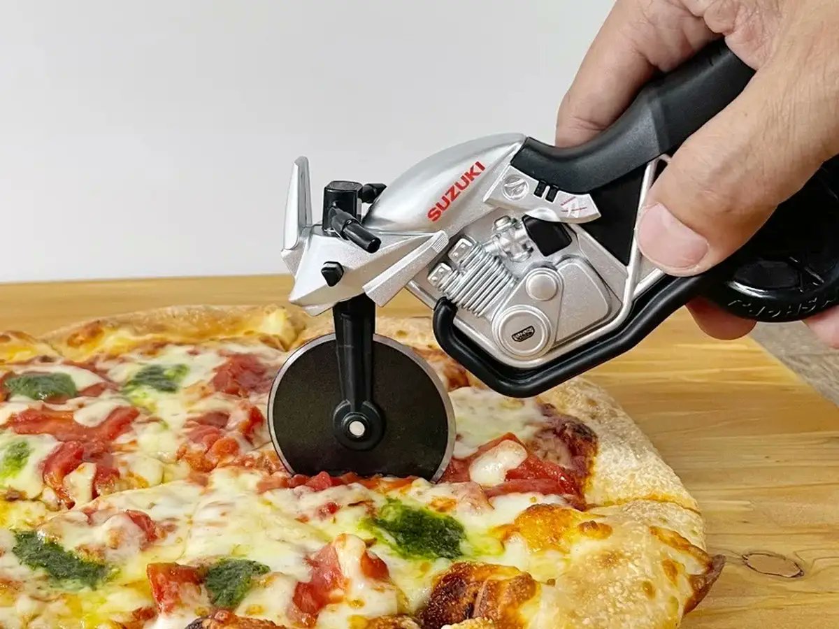 webike_bikenews's tweet image. 名車GSX1100Sでピザをカット！その名も「ピザカッターナ」発売　スズキ公認で切れ味抜群！？

news.webike.net/parts-gears/38…
